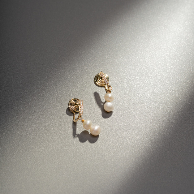 排鑽線條垂墜雙珍珠．蚊香盤耳夾 - 金色