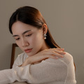 綻放山茶垂墜珍珠．蚊香盤耳夾- 白色/粉色_5