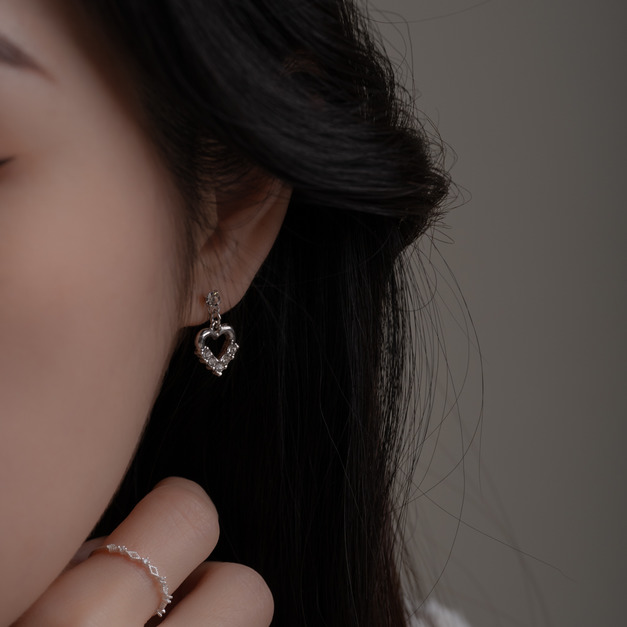 日本直送 | 垂墜心形鑲鑽鋯石．U型耳夾 - 銀色/金色