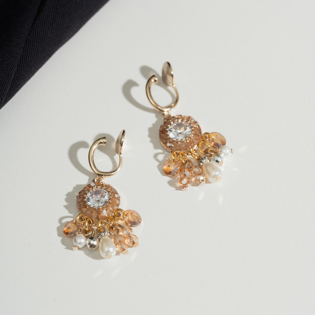 典雅碎晶垂墜珍珠．蚊香盤耳夾 - 棕色