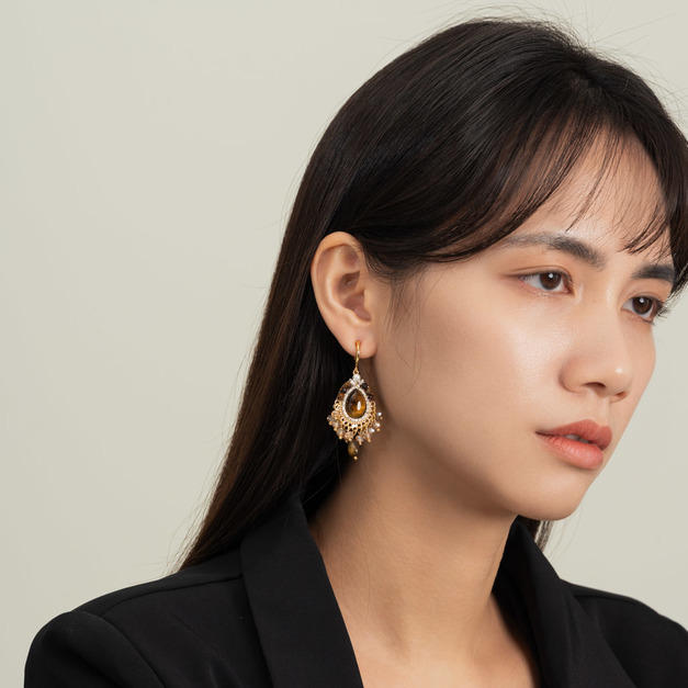 復古琥珀垂墜仿水晶．蚊香盤耳夾 - 棕色