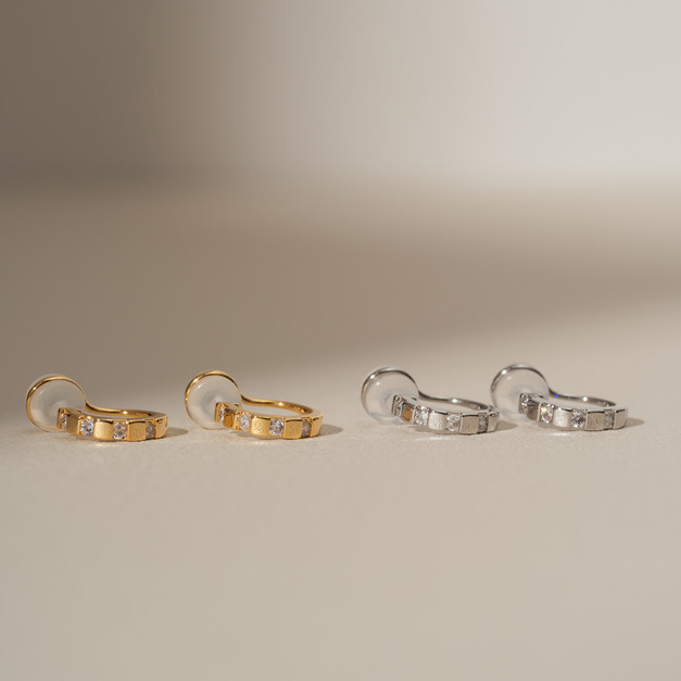 排列方格鑲鑽．蚊香盤耳夾 - 銀色/金色