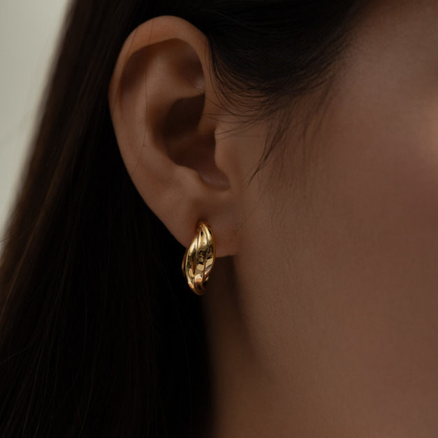 三弧線扭結C圈．一體成型螺旋耳夾 - 金色