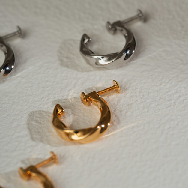 簡約寬流線C圈． 一體成型螺旋耳夾 - 銀色/金色