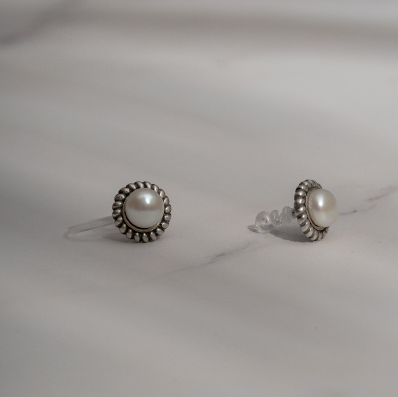 溫柔寵愛．925純銀矽膠夾式珍珠耳環