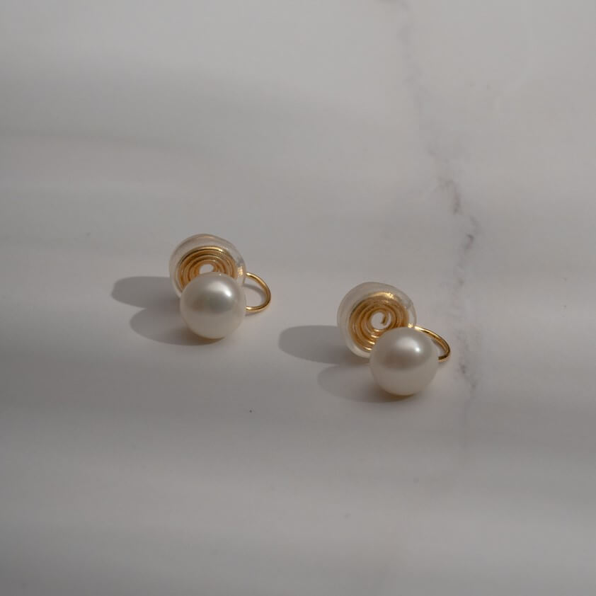 自訂款 | 5A等級淡水珍珠．雙層彈簧蚊香盤耳夾 - 白色 ( 9- 9.5 mm)