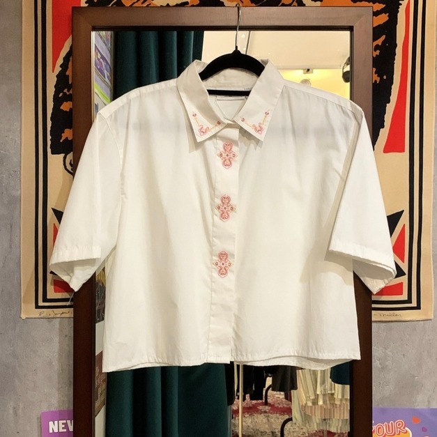 短版刺繡襯衫