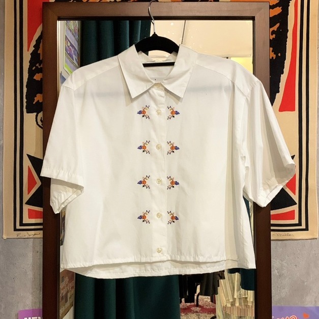 短版刺繡襯衫