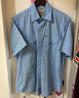 淺藍色變形蟲襯衫