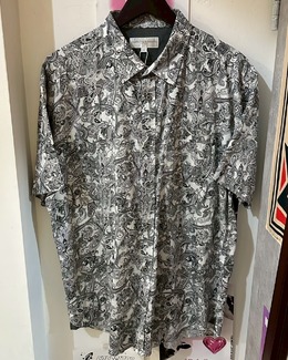 白色變形蟲襯衫