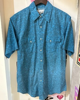 淺藍色變形蟲襯衫