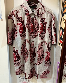 白色紅色變形蟲襯衫