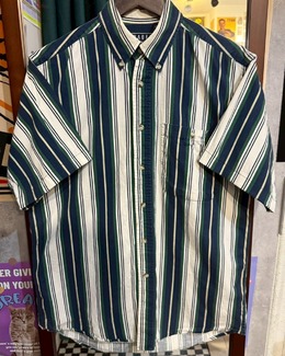 白色綠色條紋襯衫