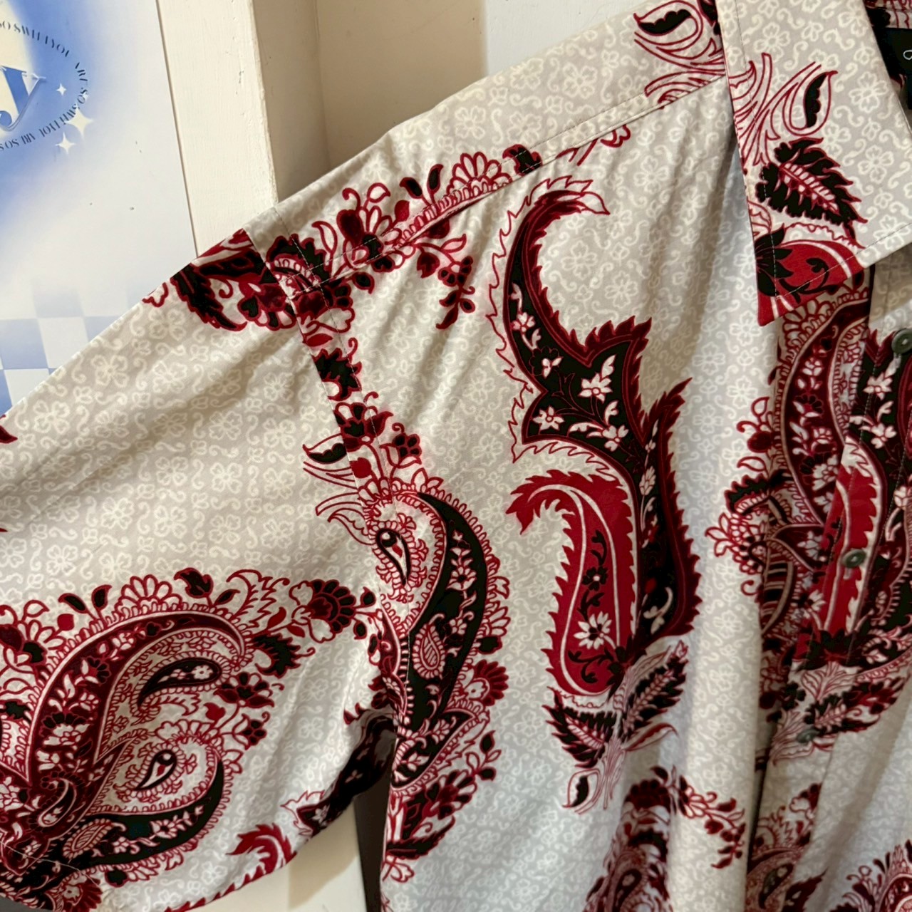 白色紅色變形蟲襯衫_2be4352c0bb5f8a97068c0bf6baec430.jpg