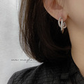 韓 粗環交叉耳環_1