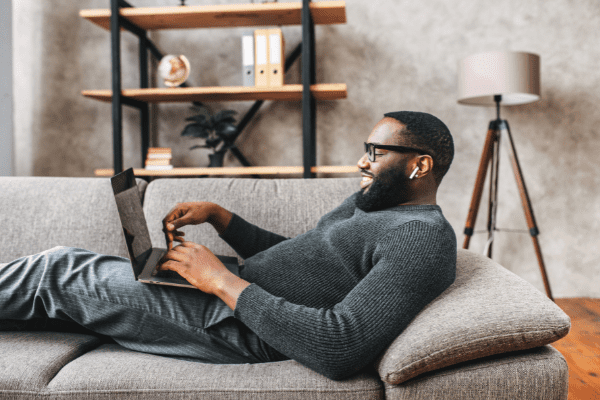 懶惰坐姿示意圖