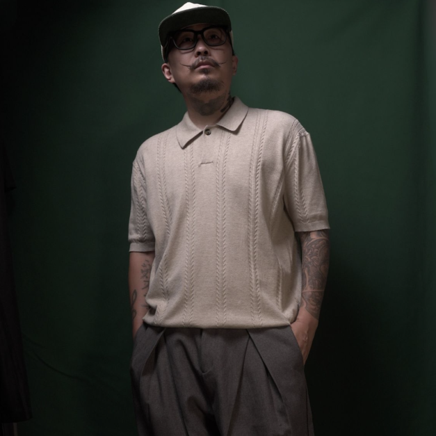 親膚麻花POLO衫/ The Cable Knit Polo: A Refined Essential