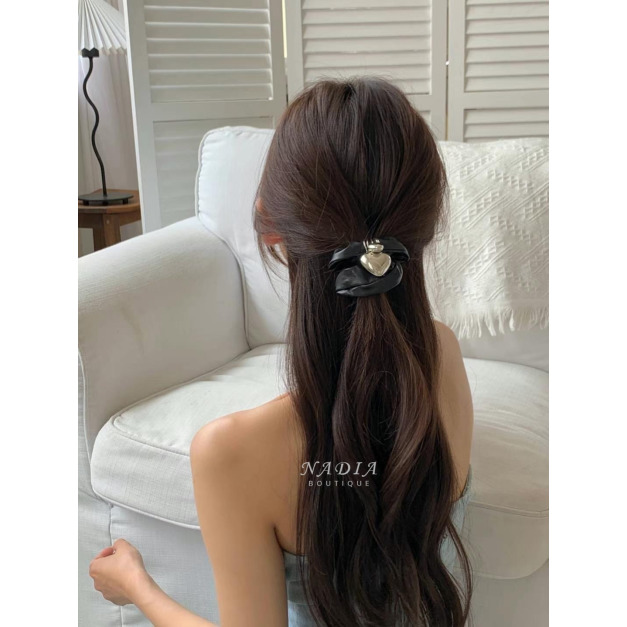 飾品♡Luna Heart Scrunchie 銀心皮革髮圈
