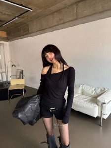 新品｜低調線條繞頸上衣 4色