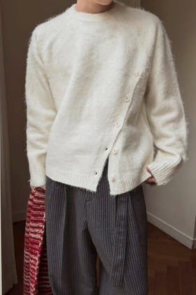 斜排開衩鈕釦造型羊毛針織毛衣