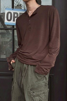 鏡中男人 多鈕扣造型 半貼身長袖上衣