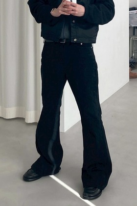 純黑 水洗壓紋 微寬喇叭牛仔褲