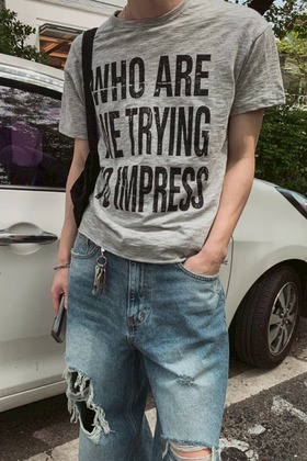 who are we trying to impress 字母印花 短版合身短袖上衣