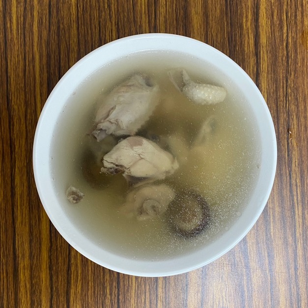 香菇雞湯（鳳梨苦瓜雞湯、麻油雞湯、剝皮辣椒雞湯、山藥百合雞湯47元）（人蔘糯米雞湯、麻油雞湯53元)歡迎其他客訂