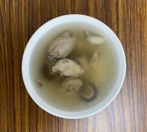 香菇雞湯（鳳梨苦瓜雞湯、麻油雞湯、剝皮辣椒雞湯、山藥百合雞湯47元）（人蔘糯米雞湯、麻油雞湯53元)歡迎其他客訂