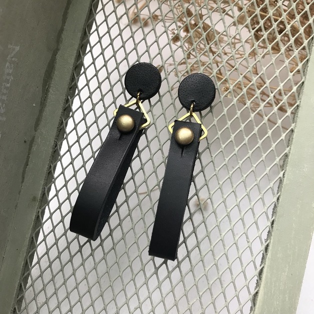 皮革耳環｜耳針式｜圓緞帶1號作品｜黑｜Leather earring