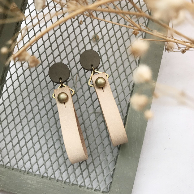 皮革耳環｜耳針式｜圓緞帶1號作品｜灰白搭原皮｜Leather earring