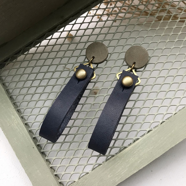 皮革耳環｜耳針式｜圓緞帶1號作品｜灰白搭深藍｜Leather earring