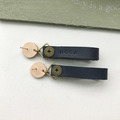 皮革耳環｜耳針式｜圓緞帶1號作品｜原皮搭深藍｜Leather Earring_1
