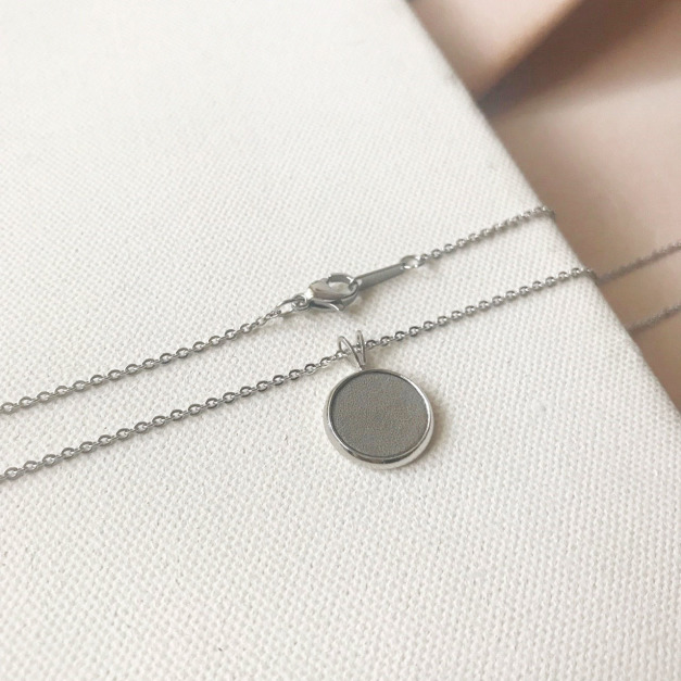 皮革鎖骨鏈｜字母A~Z｜復古銀框#12｜灰白