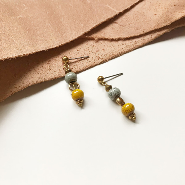 質樸陶瓷｜黃銅耳環｜灰黃 (可改夾)