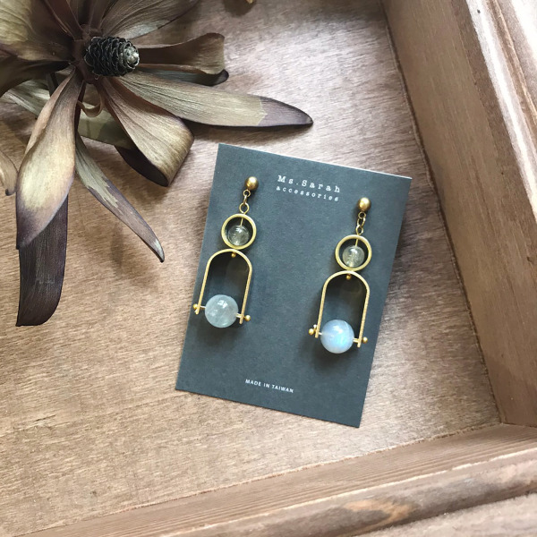 靜謐天然石｜黃銅耳環｜凱旋｜月光石(可改夾)