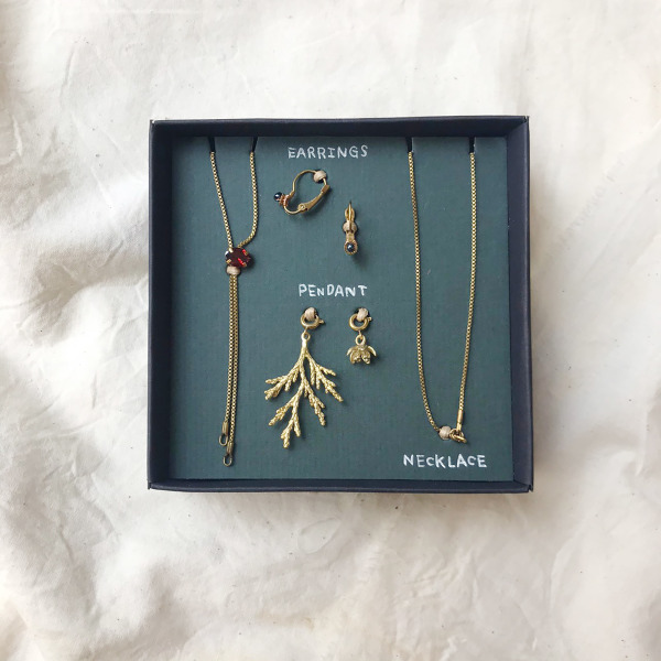 黃銅飾品組｜玫色花柏