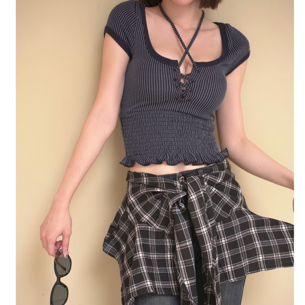 韓系特色木耳邊綁帶上衣（2色)