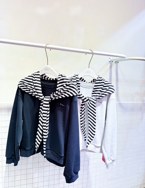 ➤草寫英字大學TEE搭配披肩超好看(2色)