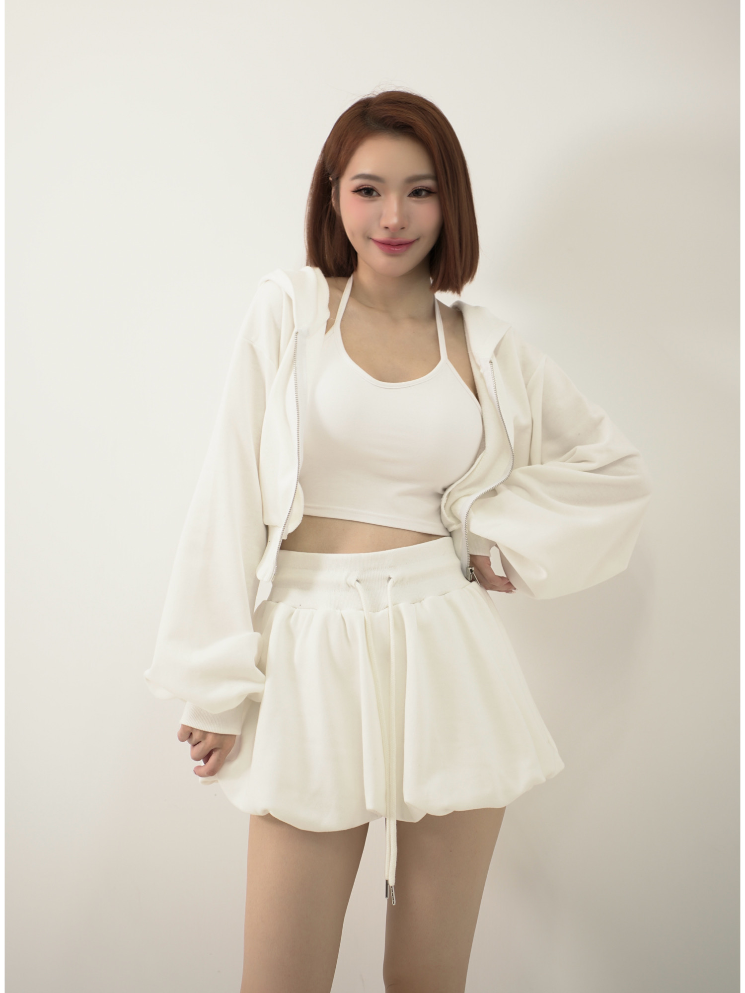 ➤秋款連帽拉鍊短外套搭配花苞鬆緊短褲