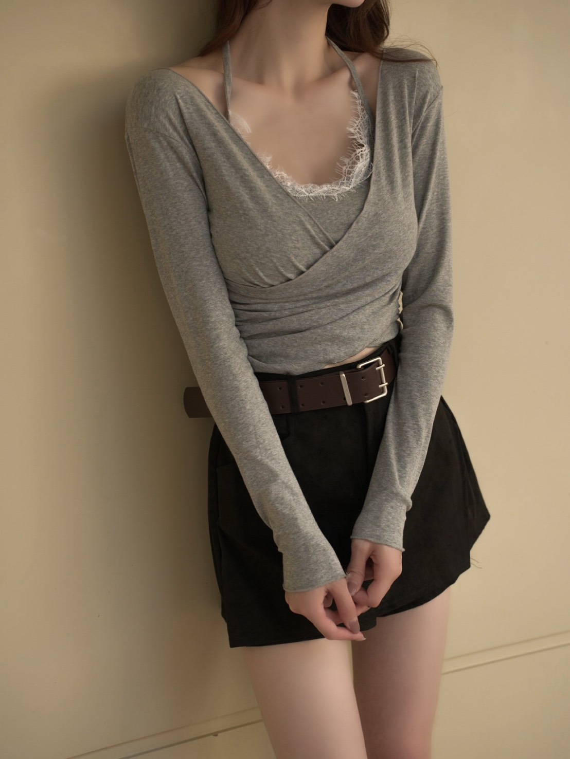 ➤羽毛綁脖胸墊背心交疊長袖上衣（2色）