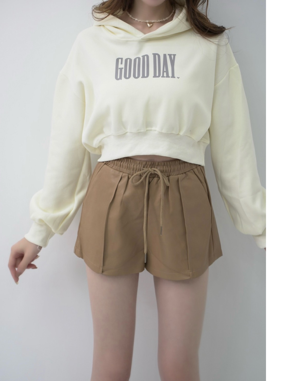 ➤觸感極好反光短版連帽TEE