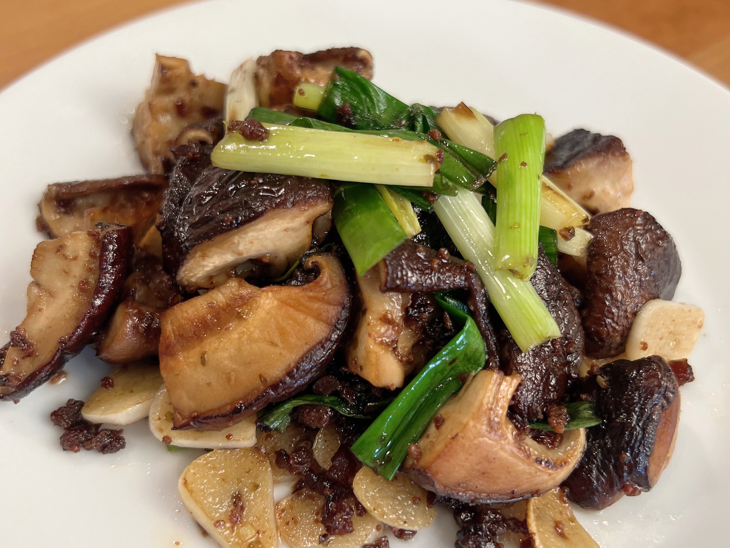 蔥爆金沙香菇｜咬下爆汁，比鮑魚還鮮甜