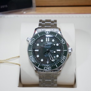 OMEGA 歐米茄 300海馬系列 綠面陶瓷 綠海馬 210.30.42.20.10.001 排氦閥門【精裝盒配版】