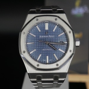 Audemars Piguet 愛彼 Royal Oak 皇家橡樹系列 經典藍 15400ST.OO.1220ST.03