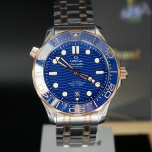 OMEGA 歐米茄 300海馬系列 玫瑰金藍面陶瓷 210.30.42.20.03.001 排氦閥門