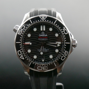OMEGA 歐米茄 Seamaster 300海馬 黑陶瓷(矽膠、鋼錶帶) 210.30.42.20.01.001 排氦閥門