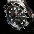 OMEGA 歐米茄 Seamaster 300海馬 黑陶瓷(矽膠、鋼錶帶) 210.30.42.20.01.001 排氦閥門_9
