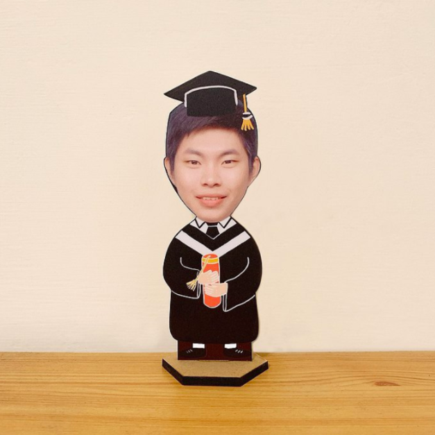 [客製] 畢業小人桌上型人形立牌，可雷雕文字    畢業禮物