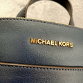 【Michael Kors】EMMY 浮雕LOGO防刮皮革雙肩後背包(深藍)_2